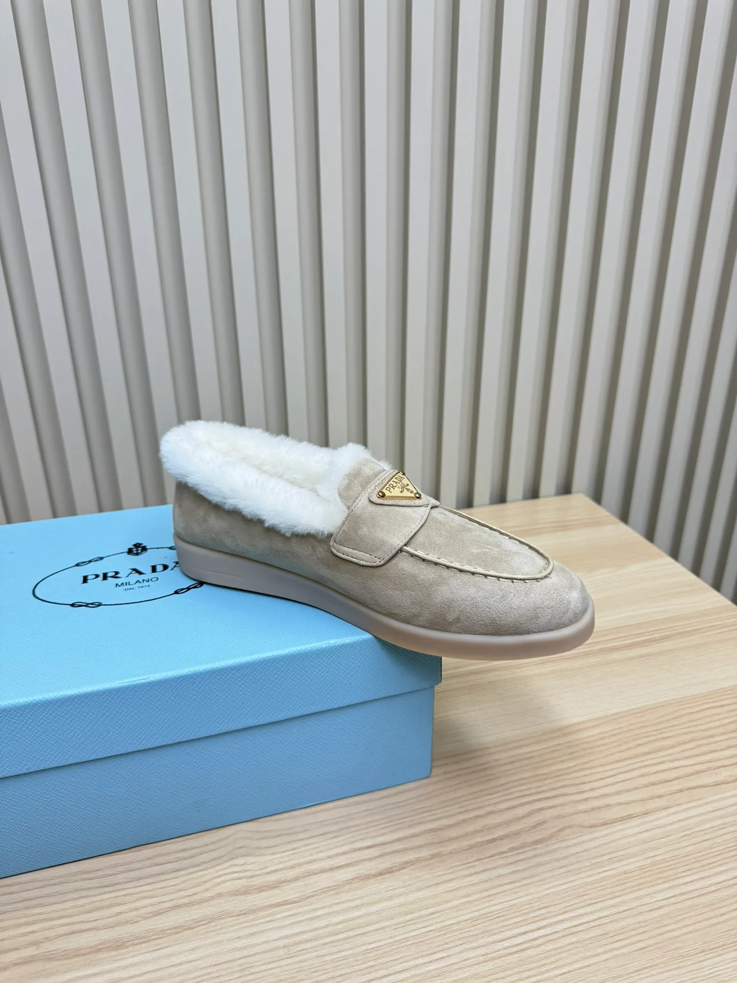 p580 Prada couple loafers｜Winter warmth and good looks at the same time online❄️👫 This is the C position of the shoe cabinet this autumn and winter! Prada's new couple's loafers are high-end yet still stylish~ ✨Imported frosted cowhide fabric, exquisite texture and high-end at first glance 🐑Australian imported sheepskin fur integrated lining, maximum warmth retention! It is also super warm to wear in winter in the north. 🔺The classic triangle logo embellishes the upper, which is simple and elegant, with perfect recognition. 💯Original TPU absorbent film outsole, non-slip, wear-resistant and durable. A must-have item for couples to go out on the street! The upper foot instantly enhances the overall outfit level, whether it is paired with a coat or a down jacket, it looks great ~ #Prada Loafers #coupleshoesrecommend #wintermusthaveshoes #luxurywear Outfit Fabric: Imported two-layer frosted cowhide Lining: Sheepskin imported from Australia One piece Outsole: Original Tpu absorbent film outsole Female size: 35~41 (customized in 41) Male size: 39~45 (customized in 45)